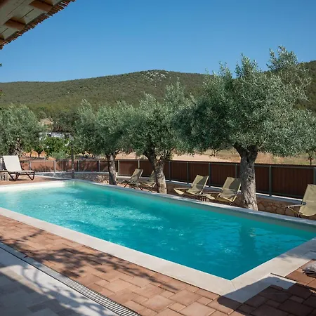 Plasis Country 2 4* Íria